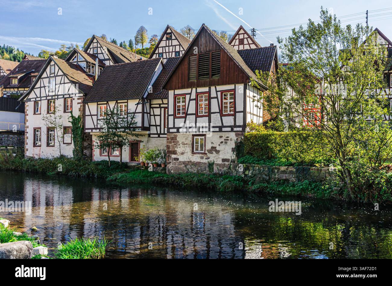 Fachwerkhäuser am Ufer der Kinzig, Schiltach, Baden-Württemberg, Deutschland Stockfoto