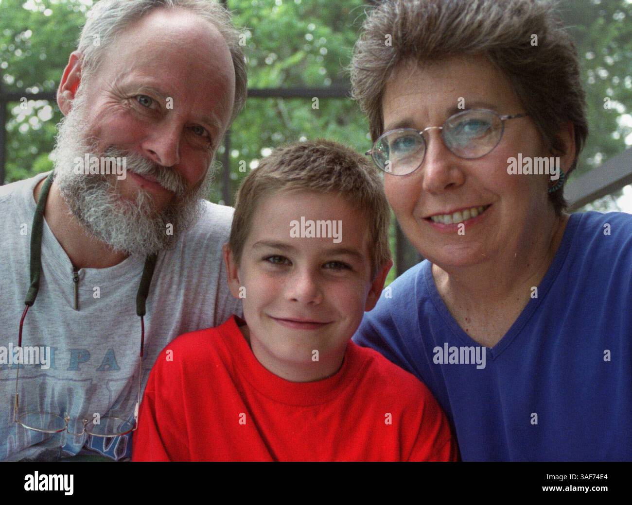 SP.90198.- - LIEFERUNG AN:.Neighborhood Times. -.8.12.1999.St. Petersburg.-. BILDINFORMATIONEN:. Foto Nr. 2) von links nach rechts Bob Dardenne, der ein Fulbright-Stipendium gewann, das ihn und seine Familie nach China bringen wird. Bei ihm sind sein Sohn Bobby Dardenne und seine Frau Barbara O'Reilley. Times Foto von:. Amy Toensing. Story von:.kathryn Bowden.-- GESCANNT VON:..- - AUSFÜHRUNGSDATUM: 15/99 (Kreditbild: St. Petersburg Times/ZUMAPRESS.com) Stockfoto