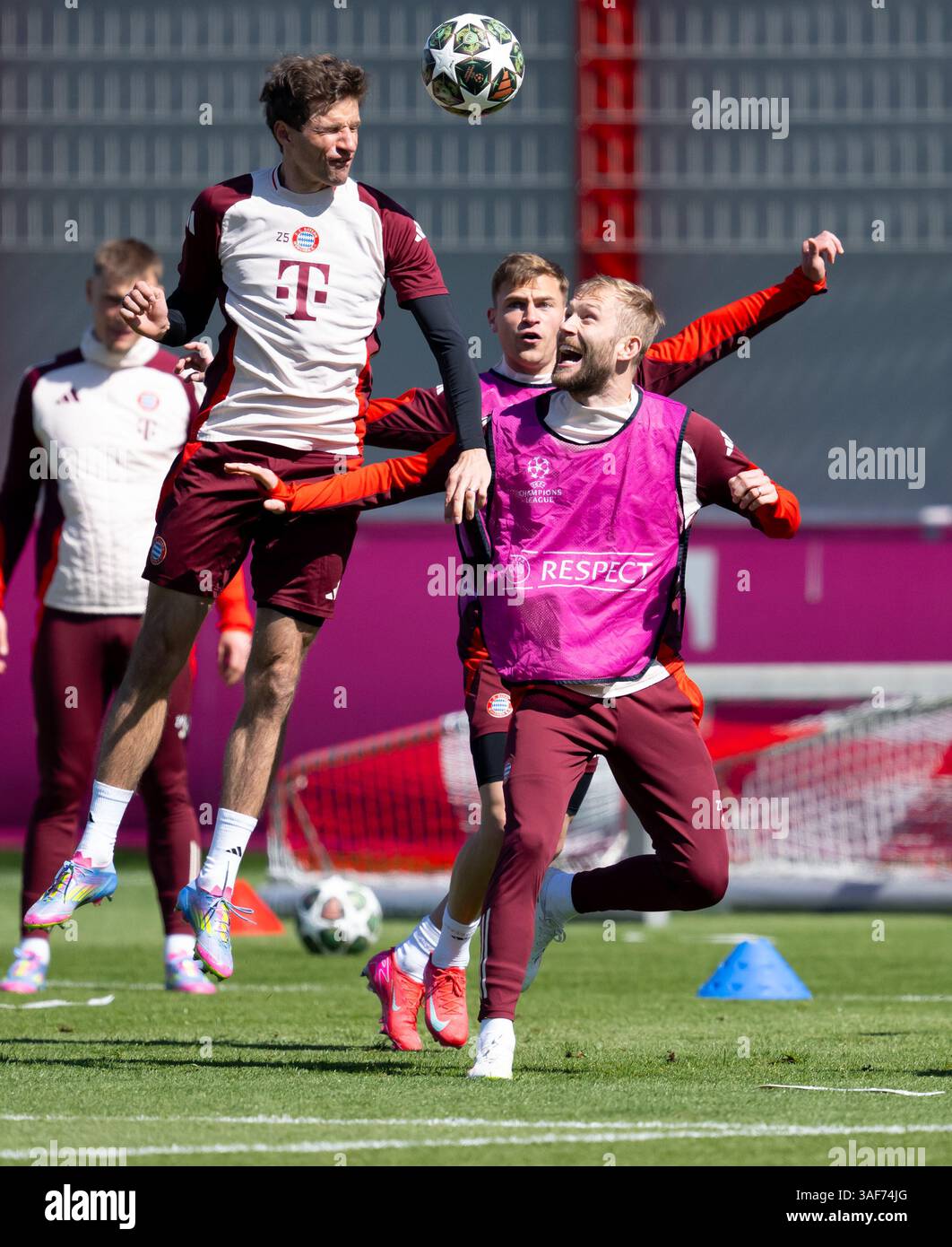 München, Deutschland. April 2025. Fußball: Champions League, Bayern München - Inter Mailand, K.-o.-Runde, Viertelfinale, erstes Leg. Das letzte Training des FC Bayern auf dem Trainingsplatz Säbener Straße. Thomas Müller (l-r), Joshua Kimmich und Konrad Laimer in Aktion. Quelle: Sven Hoppe/dpa/Alamy Live News Stockfoto