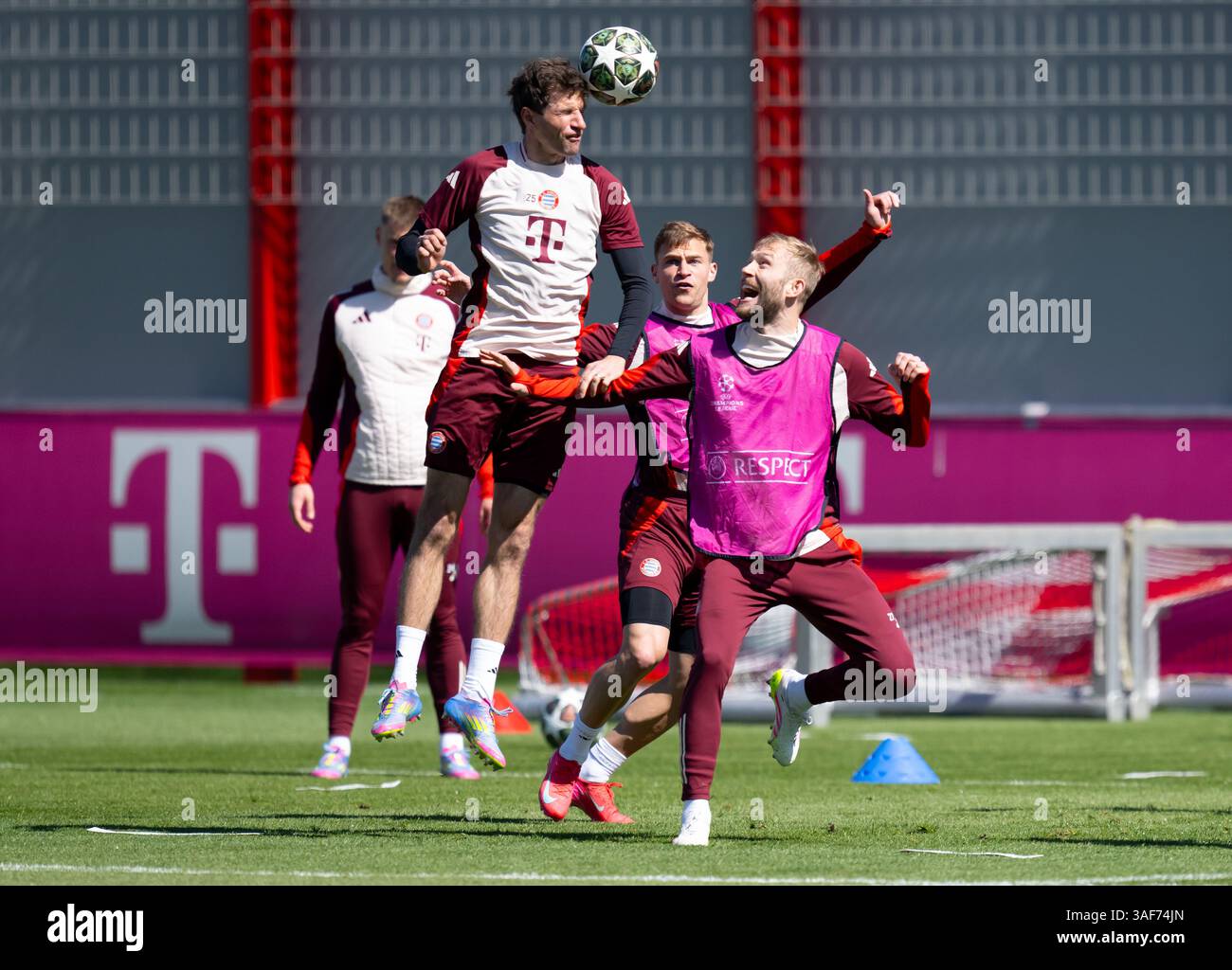 München, Deutschland. April 2025. Fußball: Champions League, Bayern München - Inter Mailand, K.-o.-Runde, Viertelfinale, erstes Leg. Das letzte Training des FC Bayern auf dem Trainingsplatz Säbener Straße. Thomas Müller (l-r), Joshua Kimmich und Konrad Laimer in Aktion. Quelle: Sven Hoppe/dpa/Alamy Live News Stockfoto