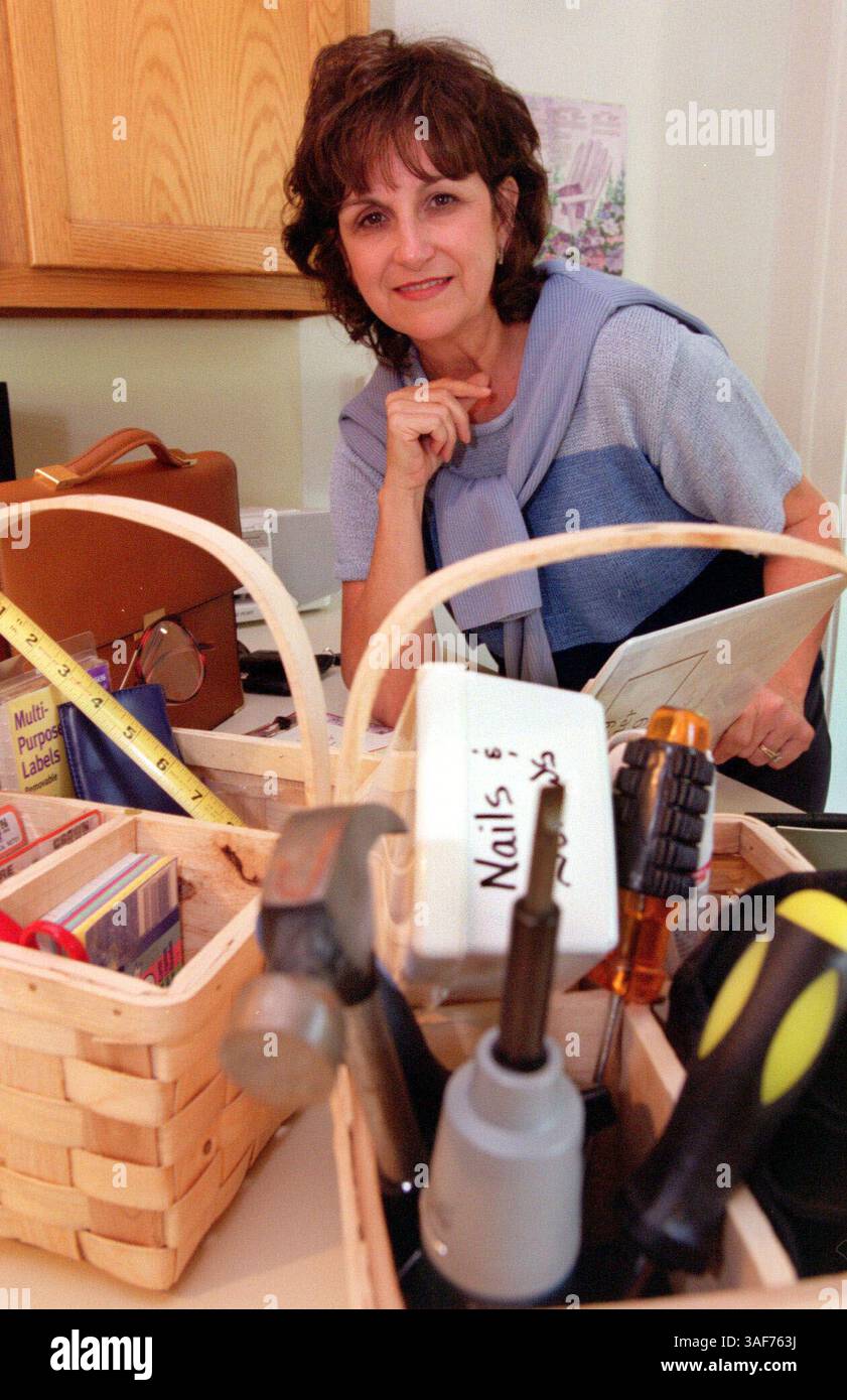 TP.90826.- - LIEFERUNG AN:.Home & Garden.- -.8.24.1999.- -.Tampa.- -. BILDUNTERSCHRIFT INFO:4- Elaine Sexton ist in der McHugh Küche mit einigen ihrer Werkzeuge aus dem Handel abgebildet. Elaine Sexton ist eine Organisatorin, die Ihren schmutzigen Schrank, Ihre Küche usw. mitnimmt und ihn organisiert. .- -. Times Foto von:. Jim Stem.-. Geschichte Von:. Judy Stark.--. GESCANNT VON:..- - AUSFÜHRUNGSDATUM: .9.05/99 (Kreditbild: St. Petersburg Times/ZUMAPRESS.com) Stockfoto