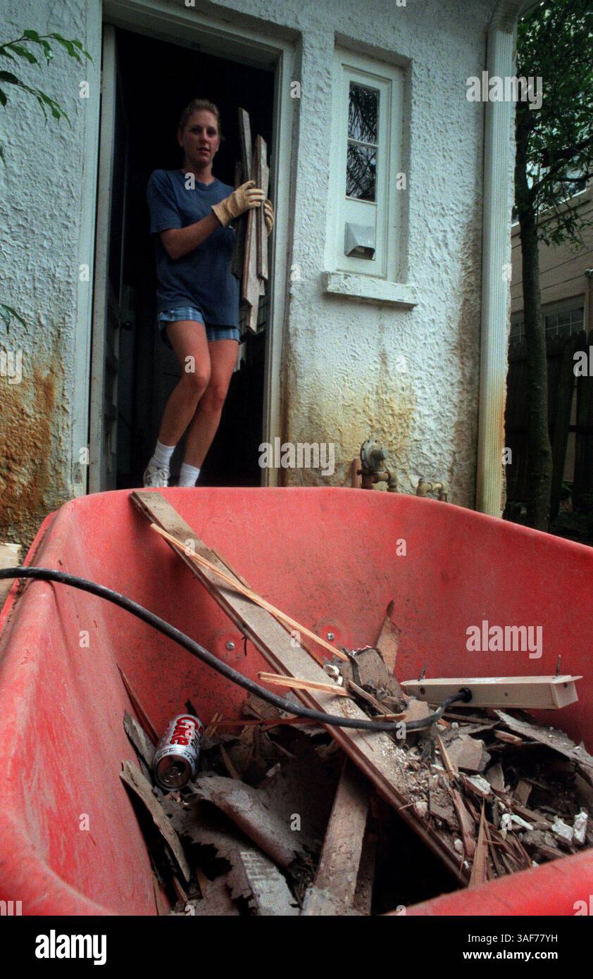 SP.92695.- - LIEFERUNG AN:.Real Estate.- -.10.3.99.- -.St. Pete. BILDINFORMATIONEN:. Ein Radfass mit Holzresten steht in der Nähe des Hintereingangs des Hauses, während Tracey Williams (cq) einen Teil des frisch abgeholzten Holzbodens entfernt, während sie und ihr Mann Andrew Williams (cq) gemeinsam an der Renovierung ihres neuen Hauses in der 455 20th Avenue NE im Old Northeast Abschnitt von St. Petersburg arbeiten (Credit Image: St Petersburg Times/ZUMAPRESS.com) Stockfoto