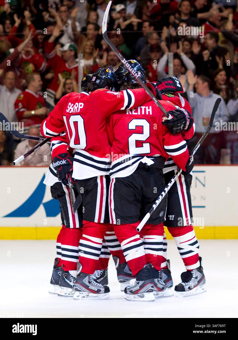 März 2012: Chicago, IL. Die Blackhawk-Teamkollegen feiern im United Center in Chicago, IL, einen Torwart im NHL-Spiel zwischen den Chicago Blackhawks und den St. Louis Blues. (Bild: © Mike Wulf/Cal Sport Media/ZUMAPRESS.com) Stockfoto