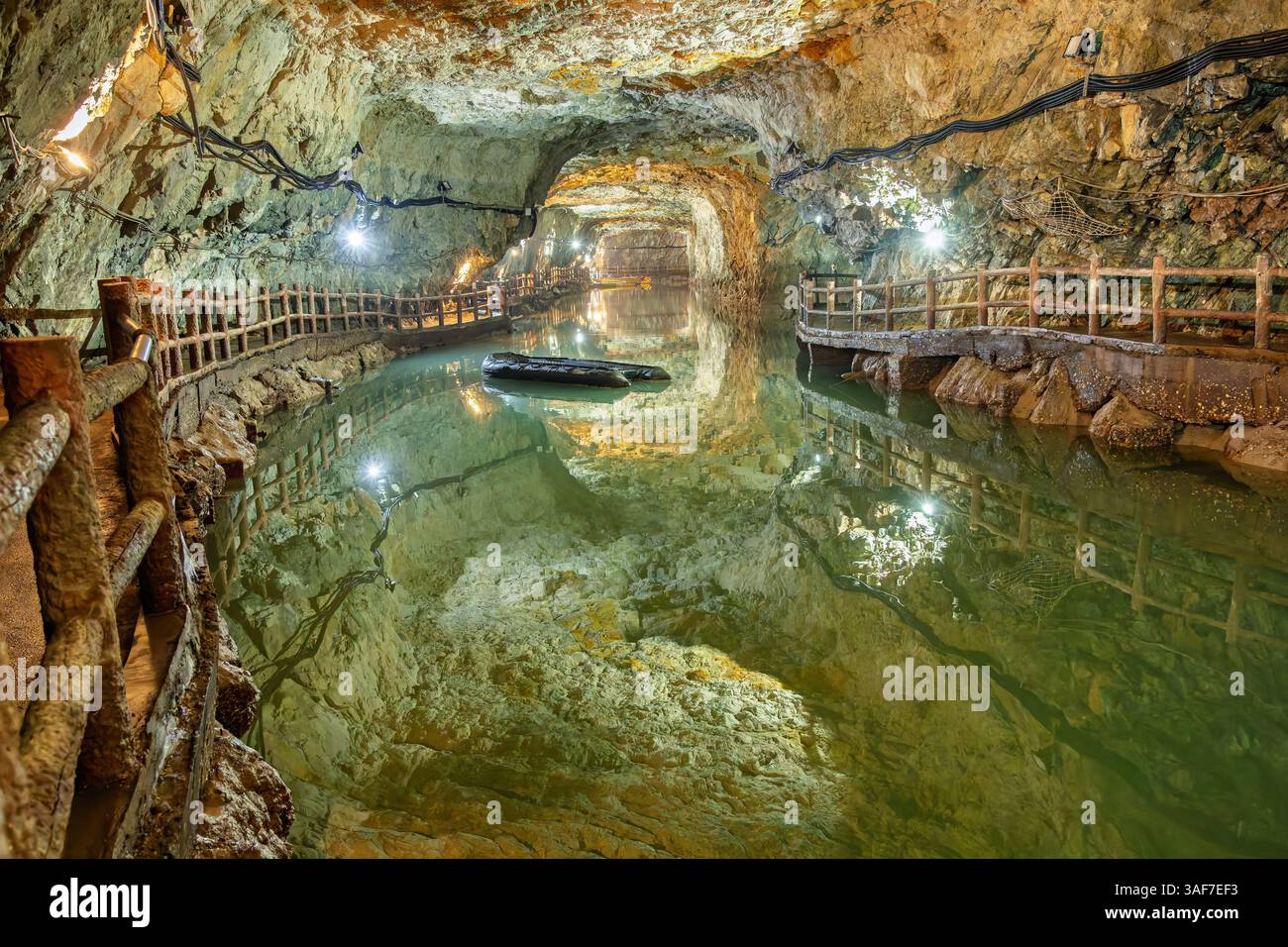 Beihai Tunnel auf der Insel Nangan klares Wasser Stockfoto