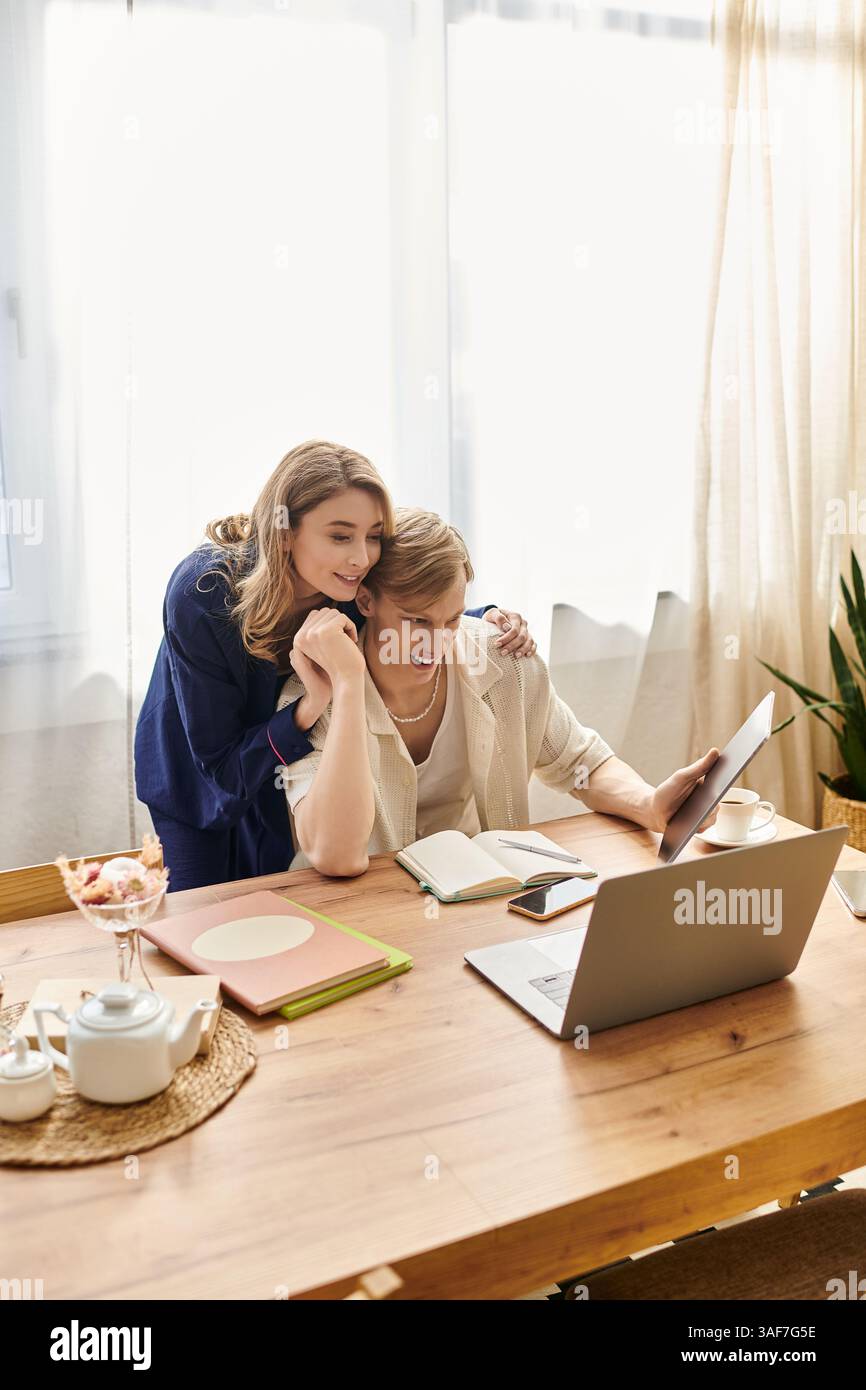 Ein liebevolles Paar genießt fröhliche Momente zu Hause und nimmt an einer aufregenden Online-Aktivität Teil. Stockfoto