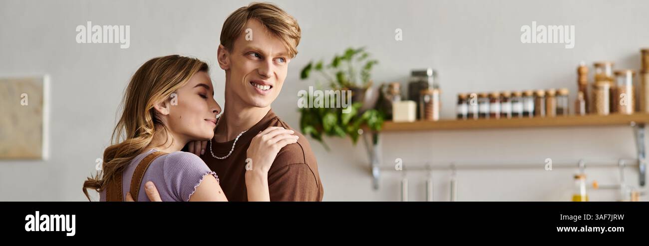 Junge Paare teilen sich zu Hause eine liebevolle Umarmung und strahlen Freude und Romantik in ihrem stilvollen Raum aus. Stockfoto
