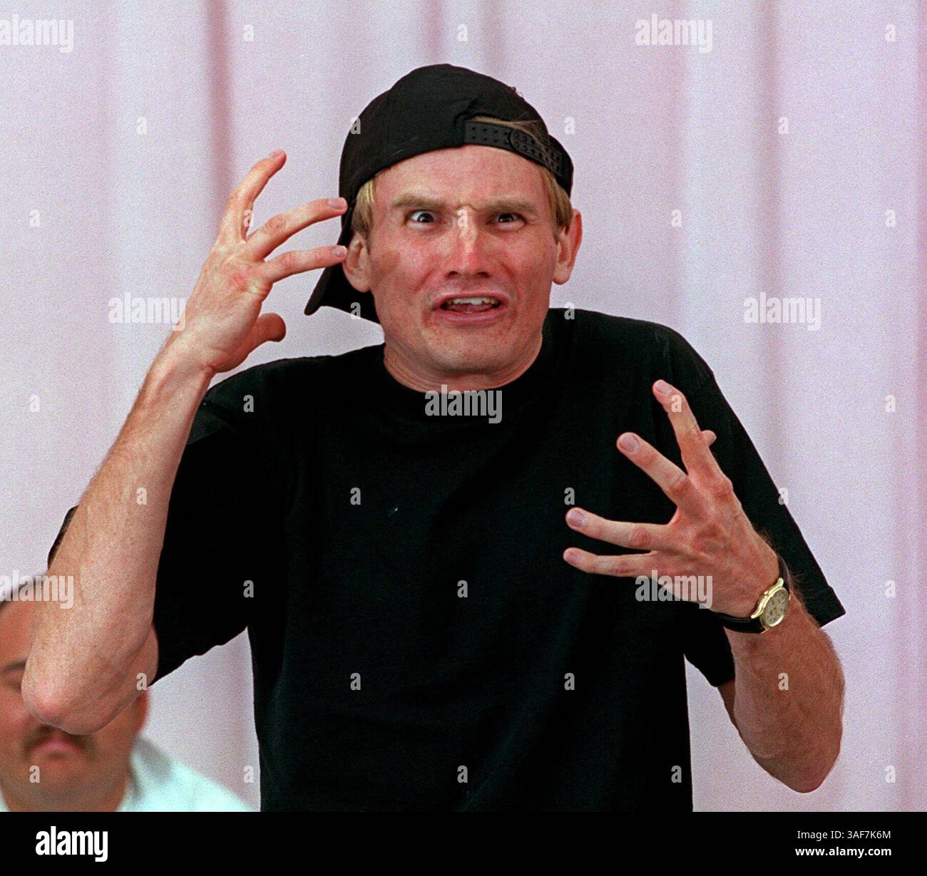 TP.101949.- - LIEFERUNG AN:.Floridian.- -.4.5.2000.- -.Tampa.- -. BILDUNTERSCHRIFT:.(3) Tom Ryan (cq / 24 / aus Clermont, FL) geht seinen Monolog während seines Vorsingens in Busch Gardens am Mittwoch durch (Credit Image: St Petersburg Times/ZUMAPRESS.com) Stockfoto