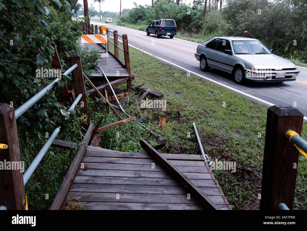 CW.107390.- - LIEFERUNG NACH:.nördlich von tampa.- -.7.25.2000.- -..-. BILDINFORMATIONEN:. Die hölzerne Fußbrücke an der Wayne Road, am Gunn Highway und in der Nähe der Austin Davis Library ist beschädigt, sodass diejenigen, die entlang der Wayne Rd laufen, einige entlang der Schulter gehen müssen, um sich über die Gefahr zu beschweren. .- -. Times Foto von:. Mike Pease. Story Von:.Ripley.--. GESCANNT VON:.MP.- - AUSFÜHRUNGSDATUM: .7/28/2000 (Kreditbild: St. Petersburg Times/ZUMAPRESS.com) Stockfoto