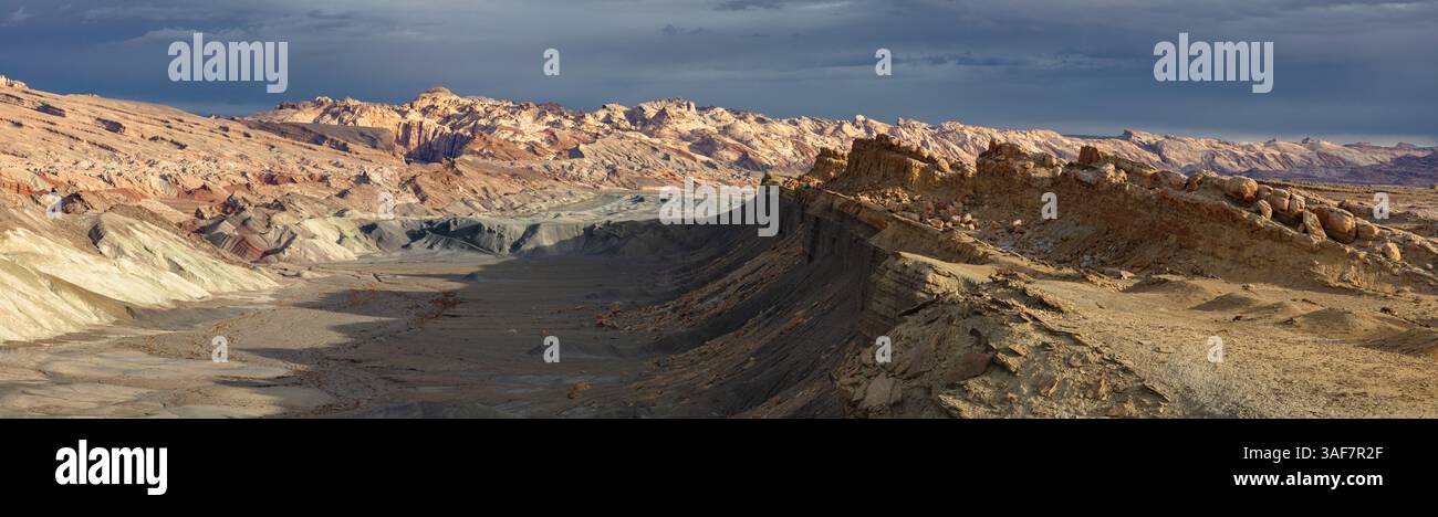 Sanftes Licht beleuchtet die geneigten Flossen des San Rafael Reef und die farbenfrohen Hügel im San Rafael Swell von Utah. Stockfoto