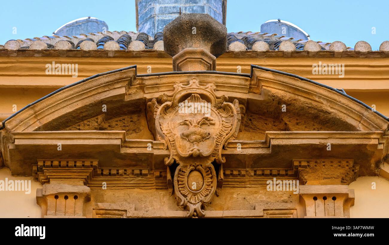 Dekorative Steinstruktur an der Fassade der Kirche und des Museums San Juan de Dios. Murcia, Spanien - 2023 Stockfoto