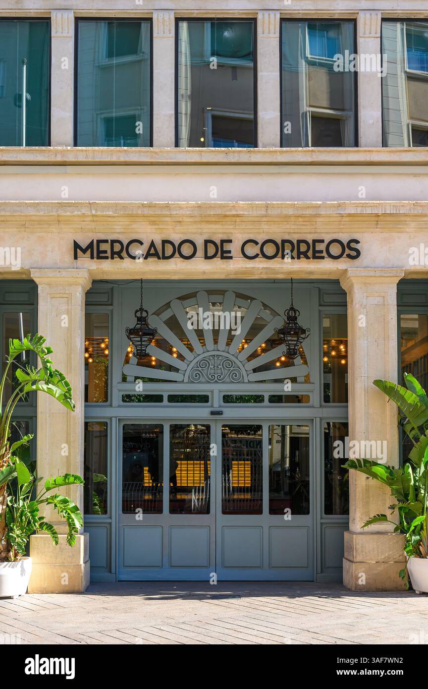 Eingangstür eines Gebäudes mit einem Schild mit der Aufschrift Mercado de Correos. Murcia, Spanien - 2023 Stockfoto