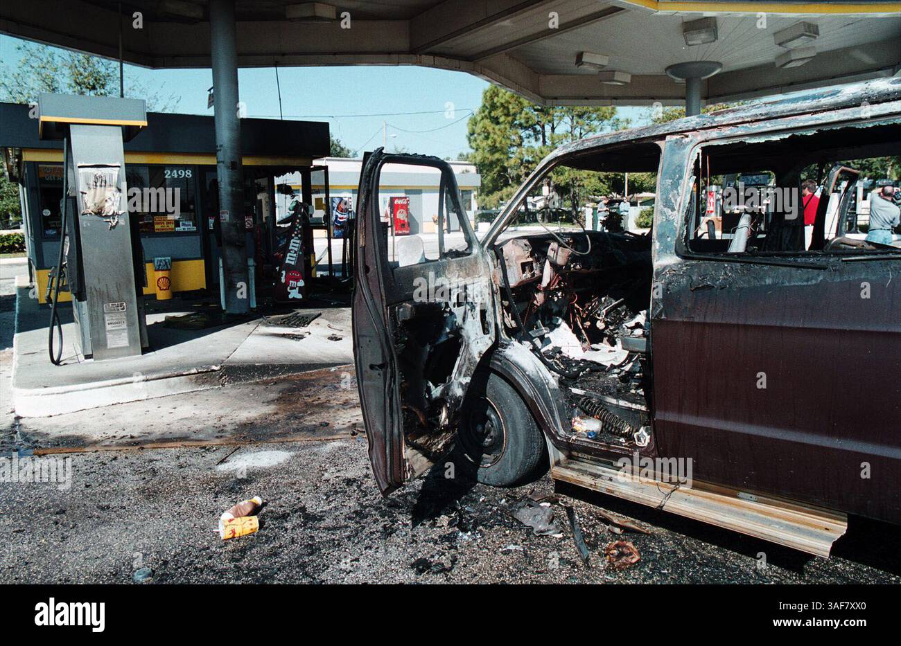 NP.112208.- - LIEFERUNG AN:.- -.10.21.2000.- -.CLEARWATER.CAPTION INFO:. Dieser Dodge Van fuhr über eine Gaspumpe an einer Shell Station an der Gulf-to-Bay und der Old Coachman Road in Cleawater. Der Van fuhr außer Kontrolle auf der Old Coachman Road in Richtung Gulf-to-Bay Blvd. Als sie in die Pumpe einbrach und die Pumpe explodierte, sagte Stationsleiter Tom Hartofilif. Die Behörden sagten, dass die beiden Passagiere des Lieferwagens ohne schwere Verletzungen entkommen sind. .- -. Times Foto von:. Andrea Bruce Woodall. Story von:..GESCANNT VON:.ABW.- - AUSFÜHRUNGSDATUM: (Credit Image: St. Petersburg Times/ZUMAPRESS.com) Stockfoto