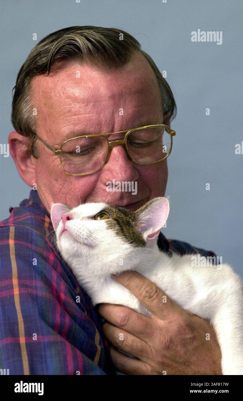 SP.114497.- - LIEFERUNG AN:.Seniority.- -.12.6.2000.- -.St. Petersburg.-. BILDINFORMATIONEN:. Dave Amick (cq) ist ein Katzenretter aus Largo.***am Mittwoch, den 6/00, ließ er sein Porträt im Times Studio mit Elf, einer der Katzen SOS (Credit Image: St Petersburg Times/ZUMAPRESS.com) aufnehmen. Stockfoto
