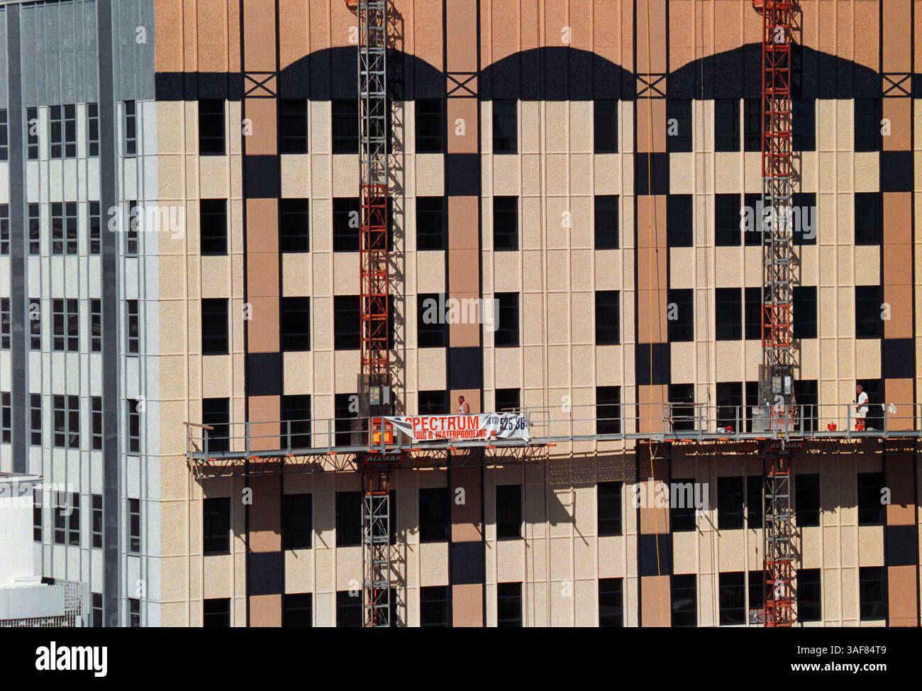 SP 118588 - - LIEFERUNG AN: Neighborhood Times - - 2/26/2001 - - St. Pete - - BILDUNTERSCHRIFT INFO: Maler arbeiten auf der Südseite des Municipal Services Center an der 4th St & Central Ave. Mit dem alten Grau auf der Westseite des Gebäudes. Das Municipal Services Center erhält eine neue Lackierung, die bereits wegen des Eichelgelb auf den vertikalen Tafeln Kritik zieht. - - Times Foto: Fred Victorin - - Geschichte von: Sharon Bond - - GESCANNT VON: - - ERSCHEINUNGSDATUM: 28/2001 (Credit Image: St Petersburg Times/ZUMAPRESS.com) Stockfoto