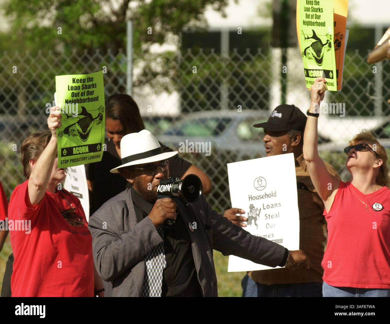 TP 121971 - - LIEFERUNG AN: Business News - - 5/8/2001 - - Brandon - - BILDUNTERSCHRIFT INFO: Mitglieder der Verbrauchergruppe ACORN (Credit Image: St Petersburg Times/ZUMAPRESS.com) Stockfoto
