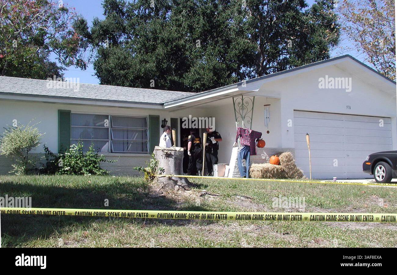 NP 130662 - - LIEFERUNG AN: Metro - - 10/28/2001 - - Dunedin - - BILDUNTERSCHRIFT: Foto 1/2: Pinellas County Sheriffs untersuchen eine Szene am 907 Dumont Drive in Dunedin am Sonntag (28.10.2001), wo zwei Leichen tot im Haus gefunden wurden. Laut Polizei, Keith E. Henderson, 30, (Name aus Times Report), erschoss und tötete die 27-jährige Kristie M. Vermillion (Name aus Times Report) von Seminole dann sich am frühen Sonntagmorgen mit einer 380-Kaliber-Pistole (Credit Image: St Petersburg Times/ZUMAPRESS.com). Stockfoto NP 130662 - - LIEFERUNG AN: Metro - - 10/28/2001 - - Dunedin - - BILDUNTERSCHRIFT: Foto 1/2: Pinellas County Sheriffs untersuchen eine Szene am 907 Dumont Drive in Dunedin am Sonntag (28.10.2001), wo zwei Leichen tot im Haus gefunden wurden. Laut Polizei, Keith E. Henderson, 30, (Name aus Times Report), erschoss und tötete die 27-jährige Kristie M. Vermillion (Name aus Times Report) von Seminole dann sich am frühen Sonntagmorgen mit einer 380-Kaliber-Pistole (Credit Image: St Petersburg Times/ZUMAPRESS.com). Stockfoto