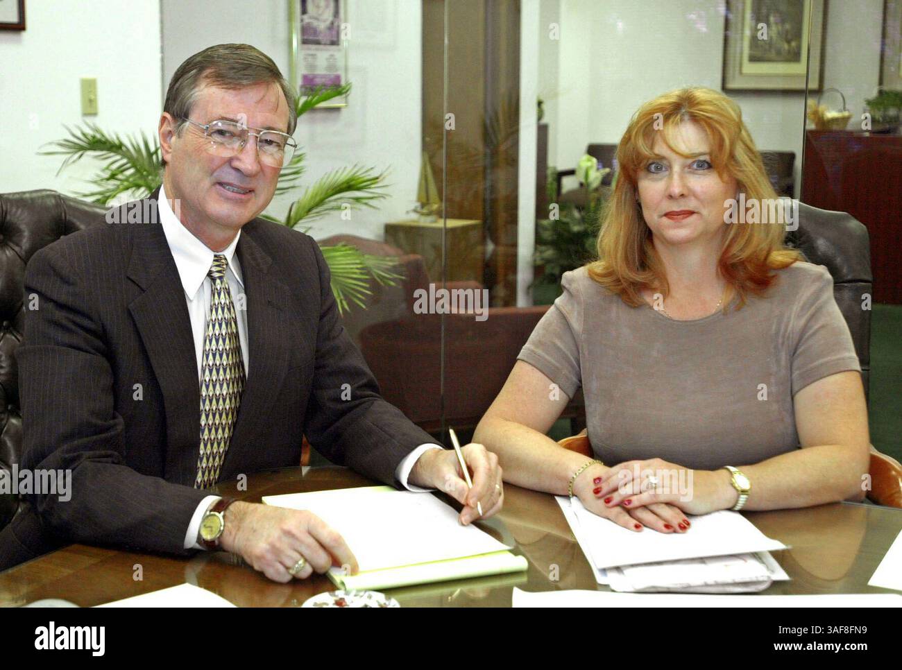 TP 131768 - - LIEFERUNG AN: Sunday Business - - 11/21/2001 BILDUNTERSCHRIFT INFO: Heidi Haas, rechts, ist einer der Spender der Community Foundation of Tampa Bay, die Philanthropie fördert und Spenden an lokale Gemeindeorganisationen leitet. George Baxter, links, ist Präsident der Organisation. Times Foto: Stefanie Boyar - - Geschichte von: Helen Huntley - - GESCANNT VON: ERSCHEINUNGSDATUM: 11/25/2001 (Kreditbild: St Petersburg Times/ZUMAPRESS.com) Stockfoto