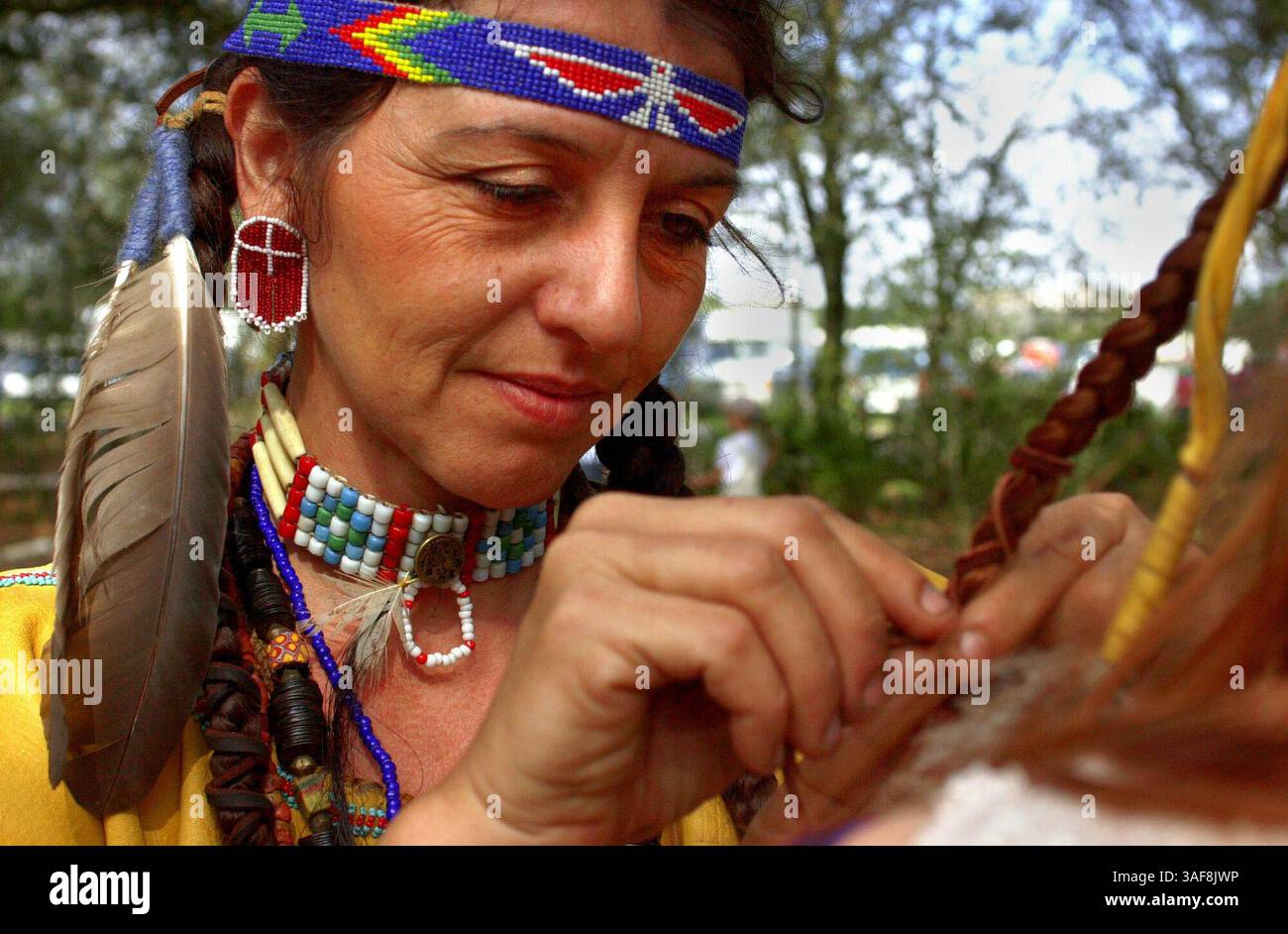 PT 134845 - - LIEFERUNG AN: Pasco - - 2/2/2002 - - Dade City BILDUNTERSCHRIFT: Donna ''Macaw'' Cox (CQ) of West Palm Beach, Flechte the hair of Mary Farris (Credit Image: St Petersburg Times/ZUMAPRESS.com) Stockfoto