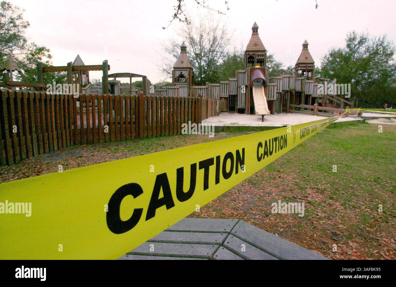 TP 135798 - - LIEFERUNG AN: Tampa Desk - - 2/12/2002 - - Tampa - - BILDUNTERSCHRIFT INFO: Gelbes Klebeband umgibt die Spielgeräte im Al Lopez Park in Tampa. Die Ausrüstung wurde mit arsenbehandeltem Holz gebaut. Das WPA hat heute beschlossen, das Arsen-behandelte Holz freiwillig einzustellen. - - Times Foto von: Fraser Hale - - Geschichte von: - GESCANNT VON: So - - ERSCHEINUNGSDATUM: 12/2002 (Credit Image: St Petersburg Times/ZUMAPRESS.com) Stockfoto