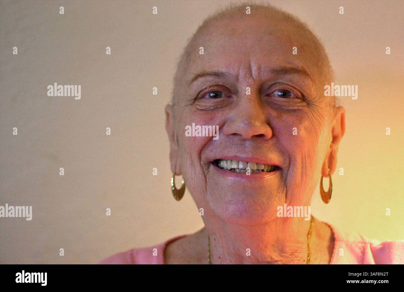 SP 138173 - - LIEFERUNG AN: Metro - - 3/28/2002 - - St. Pete BILDUNTERSCHRIFT INFO: Myrtle Smith, ein langjähriger demokratischer Aktivist, wurde im Januar Lungenkrebs diagnostiziert. Smith, 75, sagte: "Manche Menschen sind alt geboren. Vielleicht lernen sie nie, was es bedeutet, zu spielen. Times Foto von: Lara Cerri - - Geschichte von: curtis krueger GESCANNT VON: - - ERSCHEINUNGSDATUM: 29/2002 (Credit Image: St Petersburg Times/ZUMAPRESS.com) Stockfoto