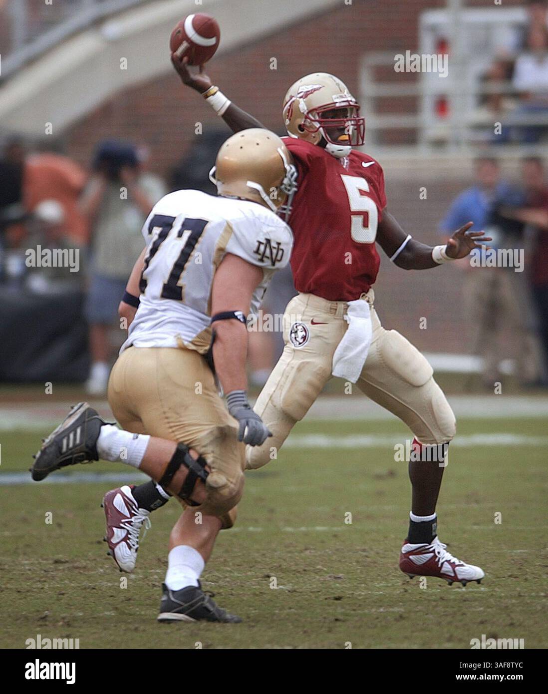 OT.148923.- - LIEFERUNG NACH:.- -.10.26.2002.- -.TALLAHASSEE.- -. Die Florida State Seminoles beherbergen Notre Dame am Samstag, den 26.10.02. In Tallahassee. Backup-QB Adrian McPherson wechselte das Team im vierten Quartal um zwei Spätresultate. Hier bekommt er einen Pass mit ND DEF. Greife Greg Pauly an, der sich auf ihn niederlässt. Times Foto von:. Michael Rondou.-- Story Von:.- -. GESCANNT VON:..- - AUSFÜHRUNGSDATUM: (Kreditbild: St. Petersburg Times/ZUMAPRESS.com) Stockfoto