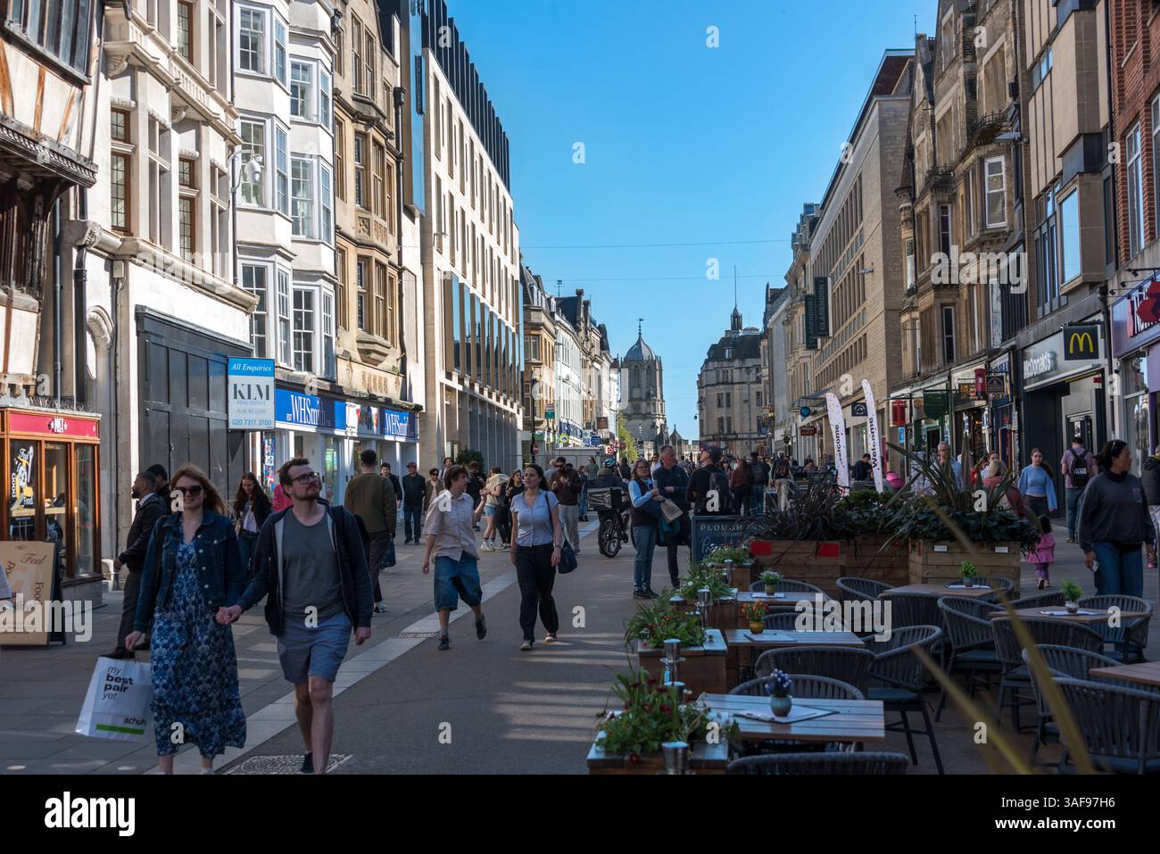 Shopper in der Cornmarket Street, Oxford, Großbritannien Stockfoto