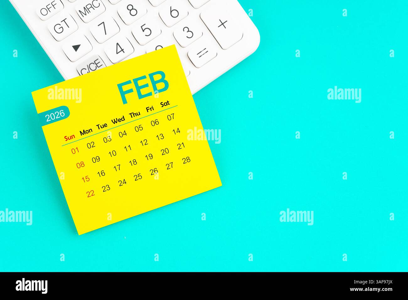 Kalenderseite Februar 2026 mit Rechner auf blauem Hintergrund. Stockfoto