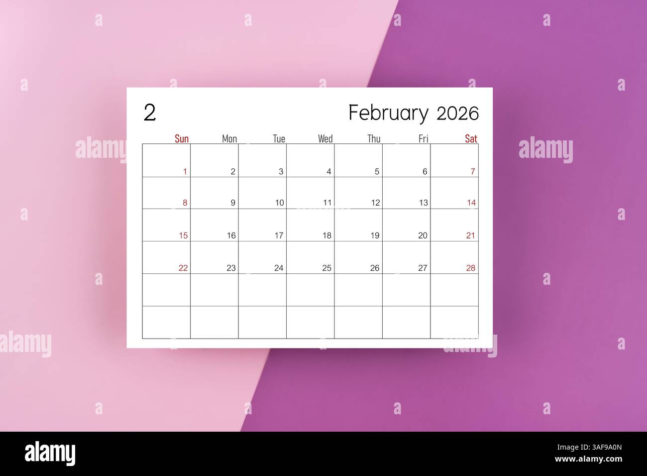 Februar 2026 leere Kalenderseite auf lila zweifarbigem Hintergrund. Stockfoto