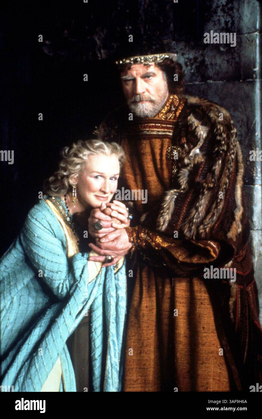 Juni 1990; Hollywood, Kalifornien, USA; der britische Schauspieler ALAN BATES starb im Alter von 69 Jahren in London nach einer Krebsschlacht. Bates erhielt eine Oscar-Nominierung für seine Rolle in The Fixer. Er war auch bekannt für seine Rolle in Filmen wie Zorba the Greek, Women in Love und Gosford Park. Bild: 1990, Filmtitel: HAMLET, Regie: FRANCO ZEFFIRELLI, Bild: ALAN BATES, GLENN CLOSE. (Kreditbild: SNAP/ZUMAPRESS.com) Stockfoto