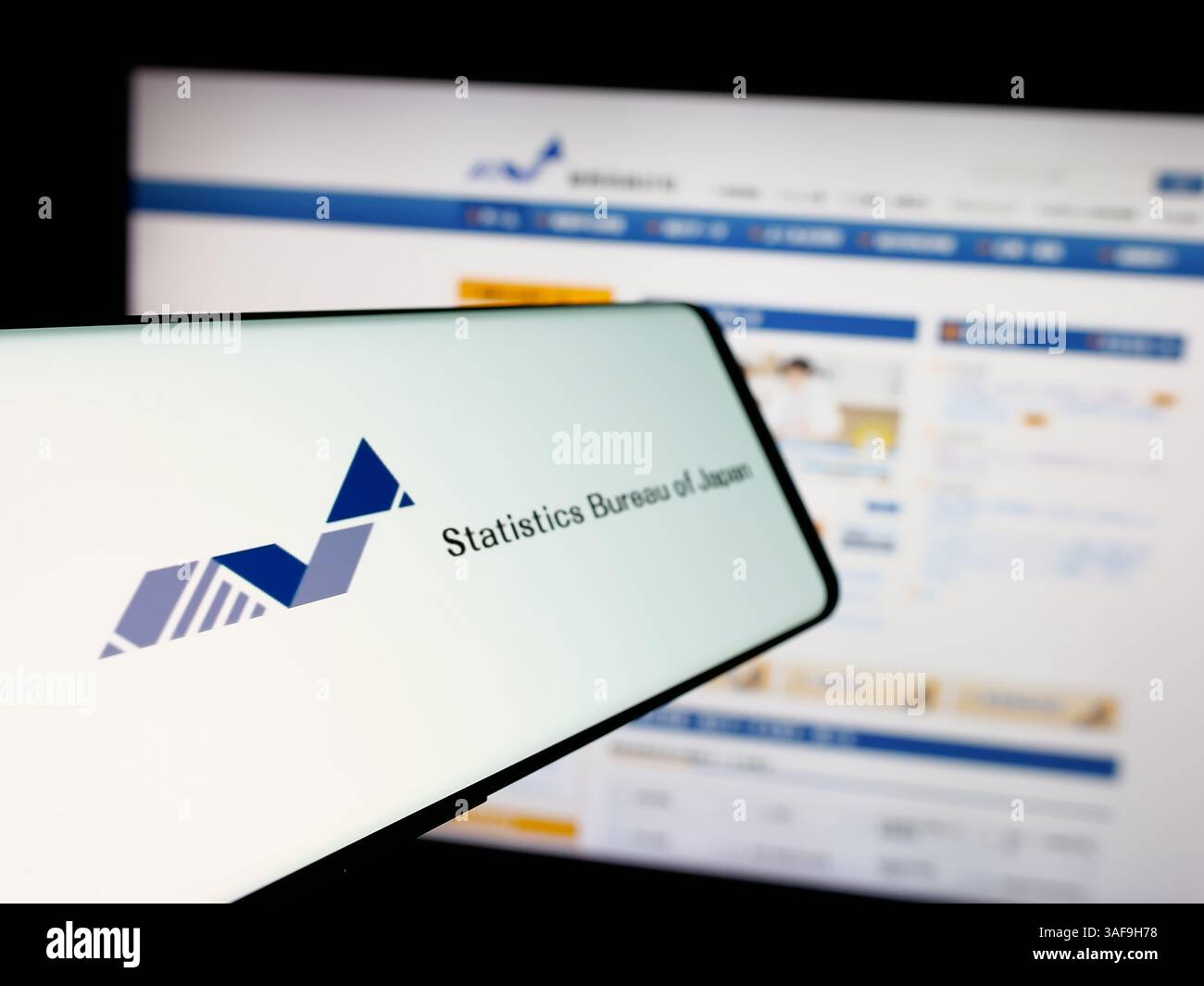 Stuttgart, Deutschland - 21.11.2024: Handy mit Logo der japanischen Agentur Statistics Bureau of Japan auf dem Bildschirm vor der Website. Stockfoto