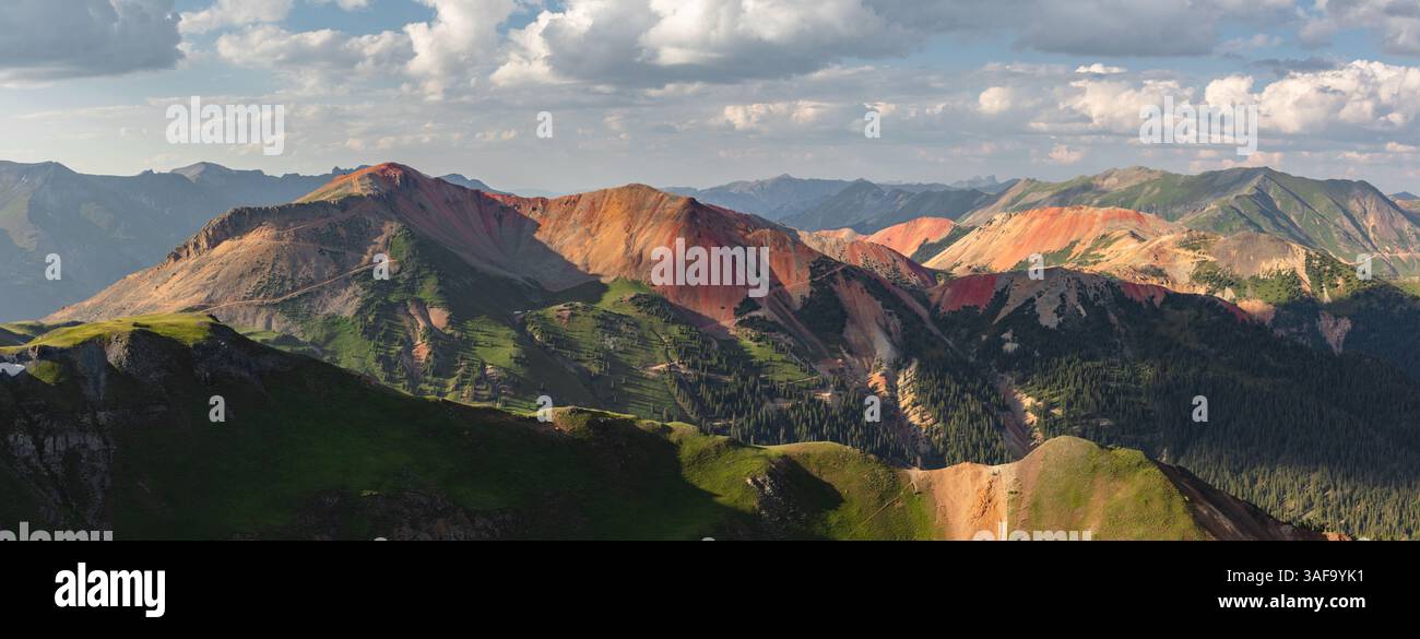 Vom Gipfel des McMillan Peak (12,806') leuchtet an einem Sommerabend farbenfroher Red Mountain #3 (12,890') in der späten Tagessonne. Stockfoto