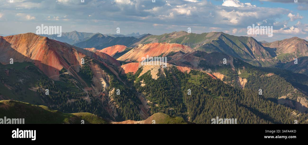 Vom Gipfel des McMillan Peak (12,806') leuchtet an einem Sommerabend farbenfroher Red Mountain #3 (12,890') in der späten Tagessonne. Stockfoto
