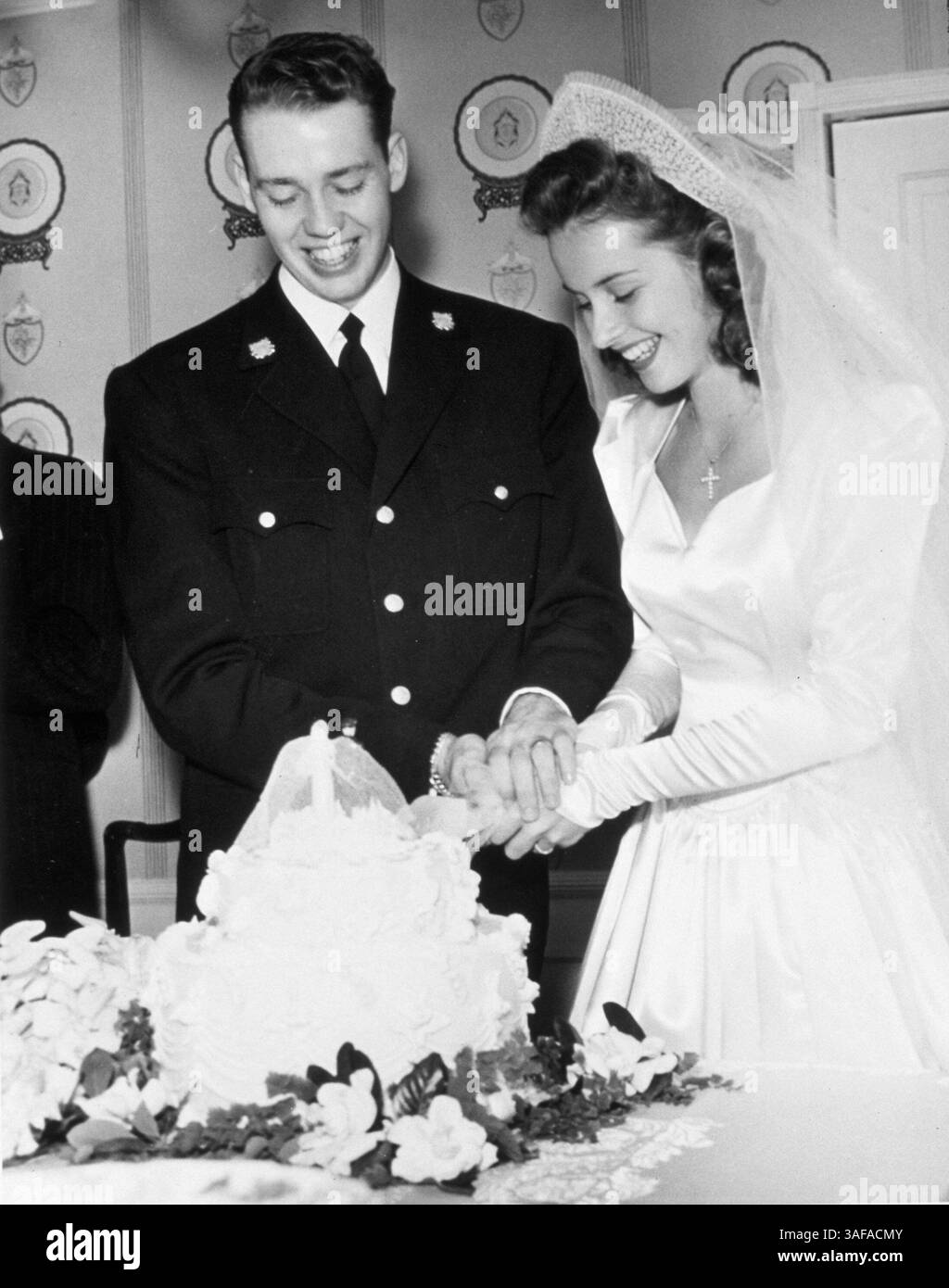Juni 1942; Hollywood, Kalifornien, USA; 1942, ABGEBILDET: KLEIDUNG, ESSEN, SUSAN PETERS, RICHARD QUINE, HOCHZEIT, HOCHZEITSTORTE, HOCHZEITSKLEID... (Kreditbild: Austral/ZUMAPRESS.com) Stockfoto