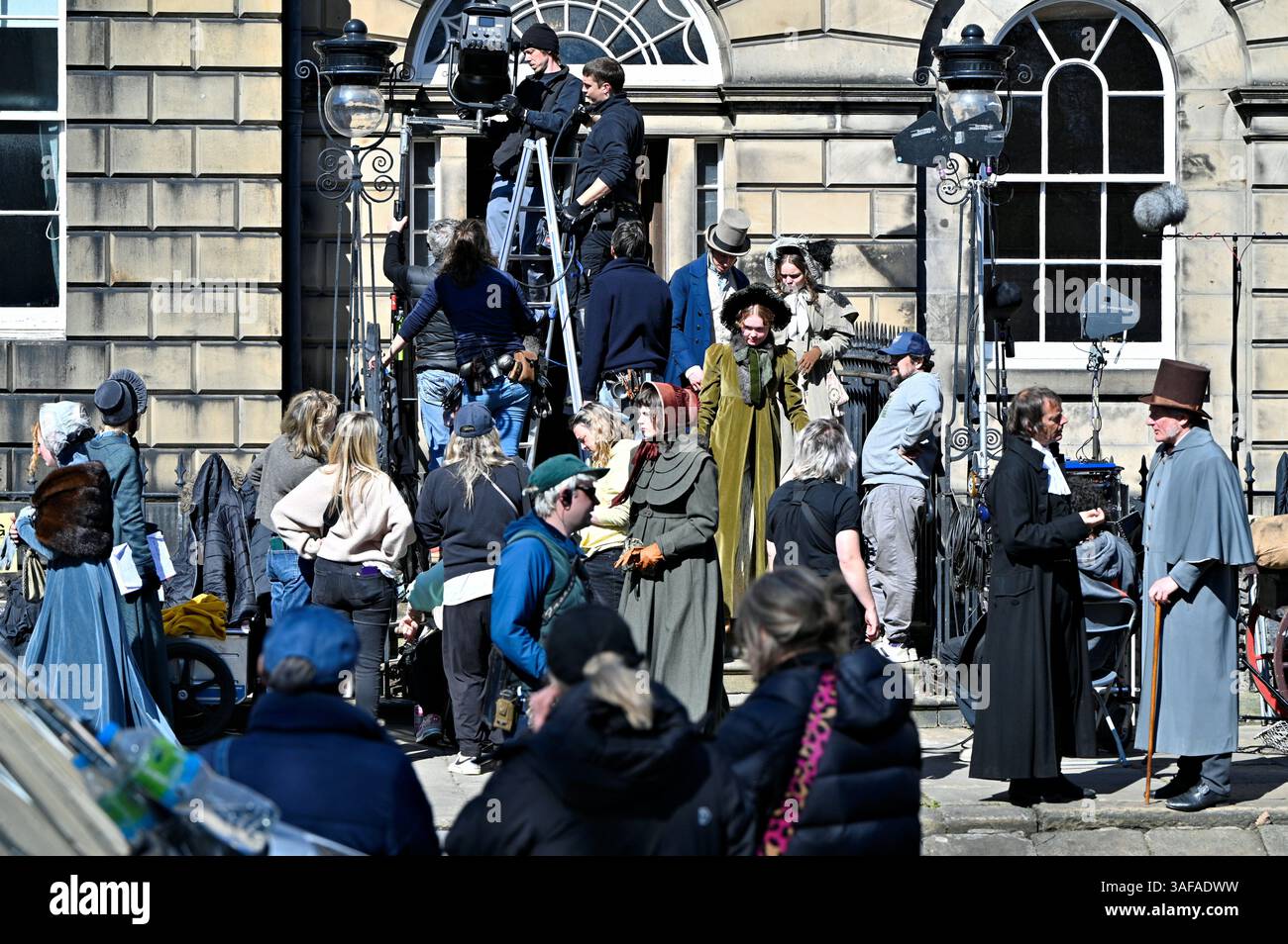 Edinburgh, Schottland, Großbritannien. April 2025. Dreharbeiten in einem abgeschlossenen Charlotte Square, einem Drama aus der Zeit „Miss Pirie and Miss Woods“, eine wahre Geschichte aus dem Jahr 1810 mit Flora Nicholson und Charlie Murphy in den Hauptrollen. Quelle: Craig Brown/Alamy Live News Stockfoto