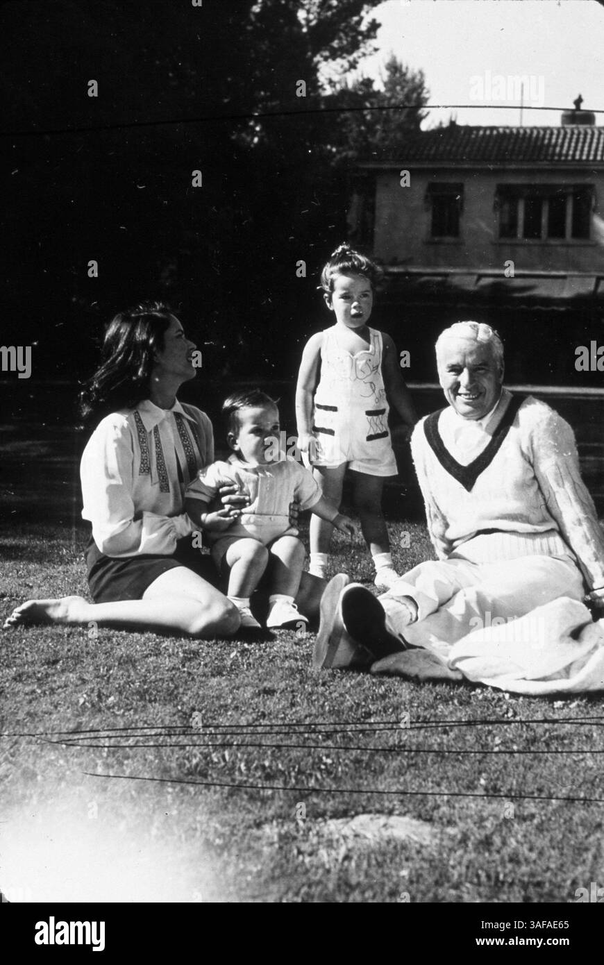 Juni 1947; Hollywood, Kalifornien, USA; 1947, ABGEBILDET: CHARLES CHAPLIN, GERALDINE CHAPLIN, MICHAEL JOHN CHAPLIN, OONA O'NIELL CHAPLIN, FAMILIEN (REAL). (Kreditbild: Austral/ZUMAPRESS.com) Stockfoto