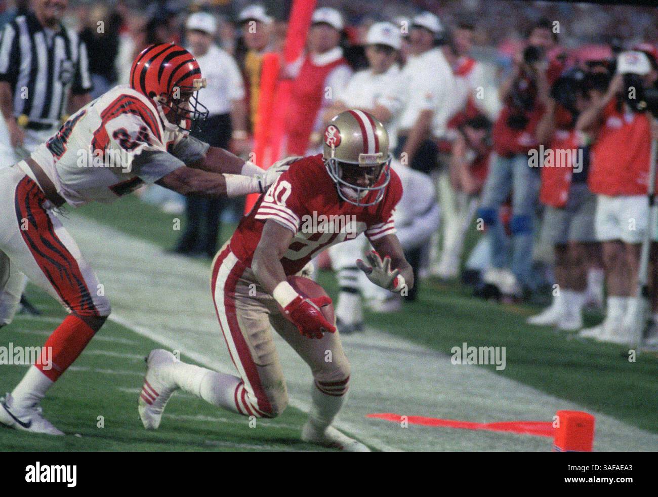 NFL Footballball 22. Januar 1989; Miami, FL, USA; Jerry Rice von den San Francisco 49ers im Super Bowl XXIII im Joe Robbie Stadium gegen die Cincinnati Bengals. Die 49ers gewannen das Spiel mit 20:16. Rice war der wertvollste Spieler des Spiels. (Bild: APEX MediaWire/ZUMAPRESS.com) Stockfoto