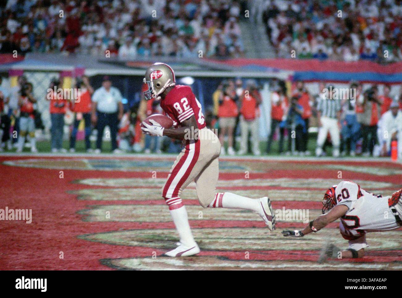 NFL Footballball 23. Januar 1989; Miami, FL, USA; John Taylor von den San Francisco 49ers holt den siegreichen Touchdown von Joe Montanta während des Super Bowl XXIII gegen die Cincinnati Bengals. Die 49ers gewannen das Spiel mit 20:16. (Bild: APEX MediaWire/ZUMAPRESS.com) Stockfoto