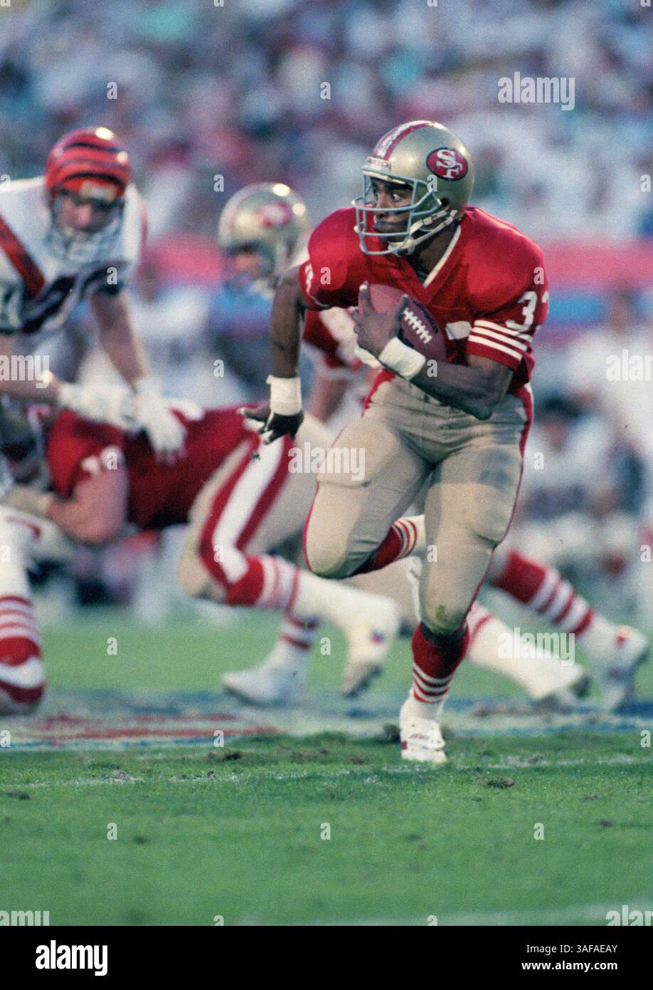 NFL Footballball 22. Januar 1989; Miami, FL, USA; Roger Craig von den San Francisco 49ers im Super Bowl XXIII im Joe Robbie Stadium gegen die Cincinnati Bengals. Die 49ers gewannen das Spiel mit 20:16. (Bild: APEX MediaWire/ZUMAPRESS.com) Stockfoto