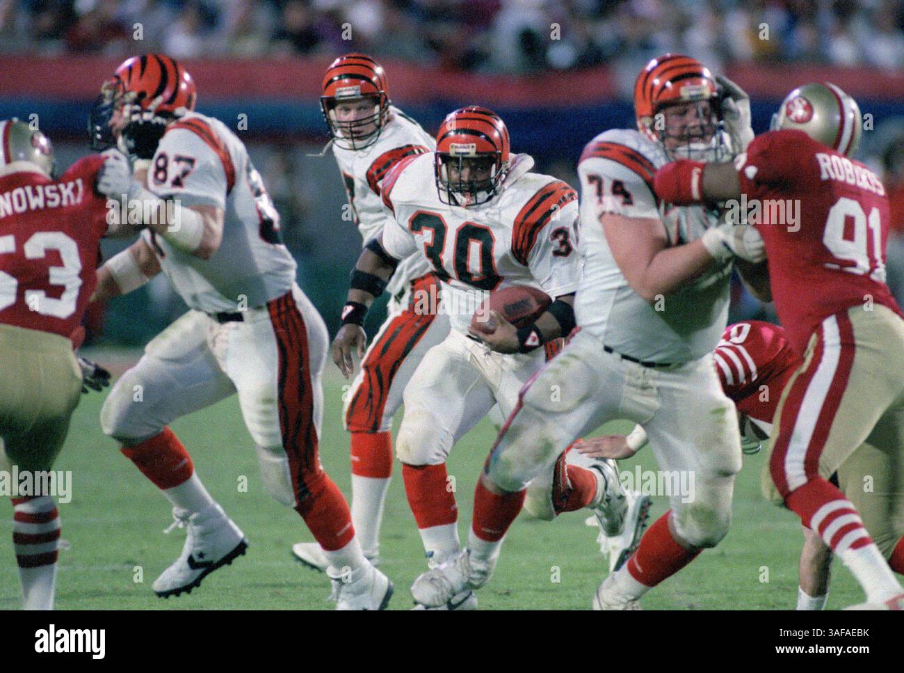 NFL Footballball 22. Januar 1989; Miami, FL, USA; Ickey Woods der Cincinnati Bengals im Super Bowl XXIII im Joe Robbie Stadium gegen die San Francisco 49ers. Die 49ers gewannen 20:16. (Bild: APEX MediaWire/ZUMAPRESS.com) Stockfoto