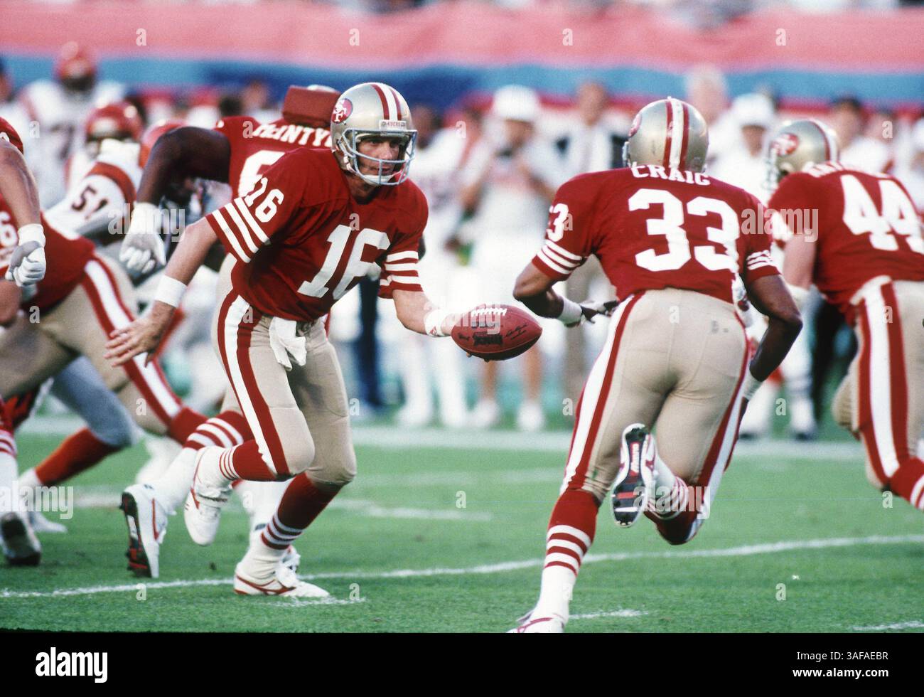 NFL Footballball 22. Januar 1989; Miami, FL, USA; Joe Montana von den San Francisco 49ers im Super Bowl XXIII im Joe Robbie Stadium gegen die Cincinnati Bengals. Die 49ers gewannen das Spiel mit 20:16. (Bild: APEX MediaWire/ZUMAPRESS.com) Stockfoto