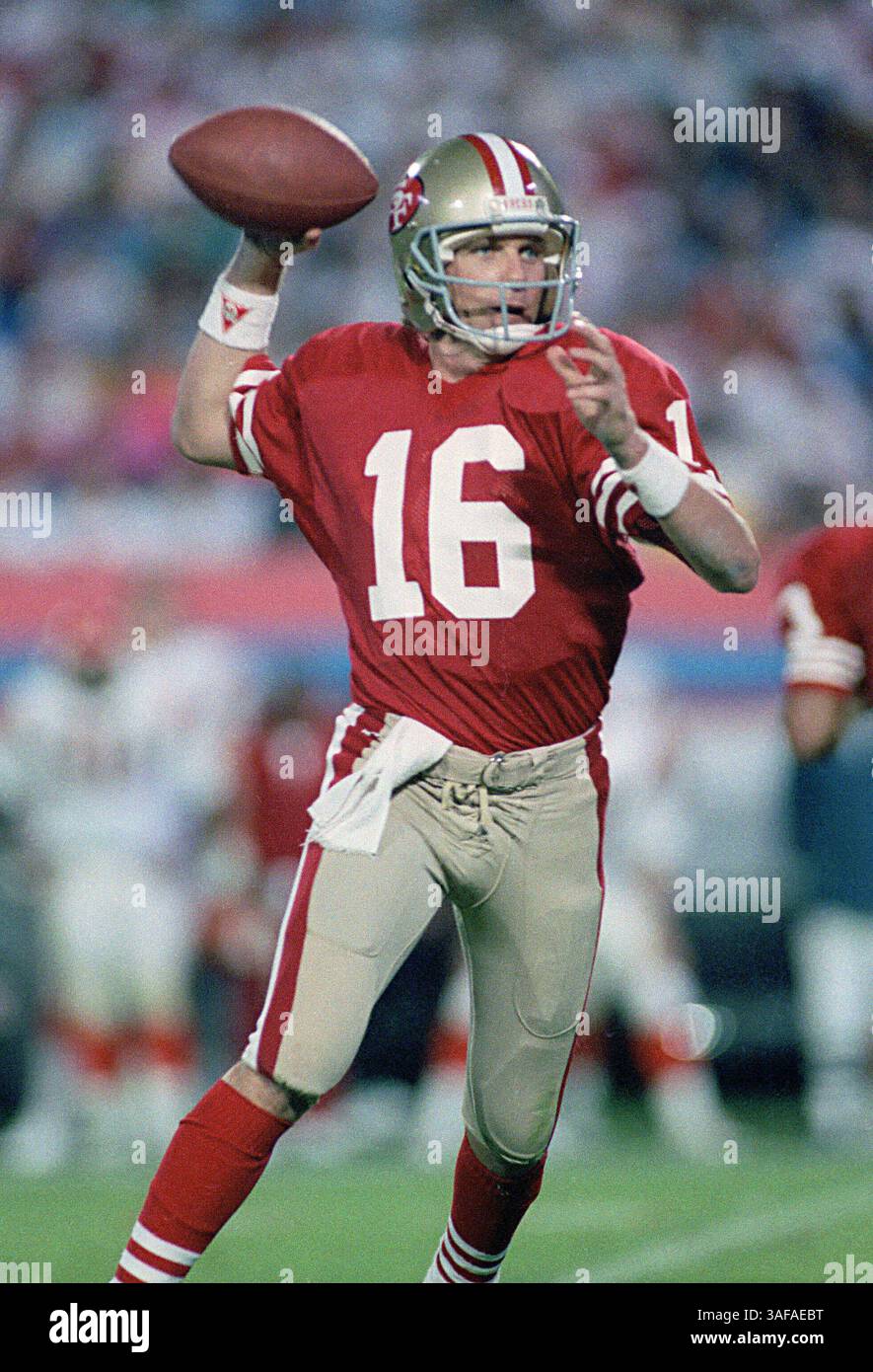 NFL Footballball 22. Januar 1989; Miami, FL, USA; Joe Montana von den San Francisco 49ers im Super Bowl XXIII im Joe Robbie Stadium gegen die Cincinnati Bengals. Die 49ers gewannen das Spiel mit 20:16. (Bild: APEX MediaWire/ZUMAPRESS.com) Stockfoto