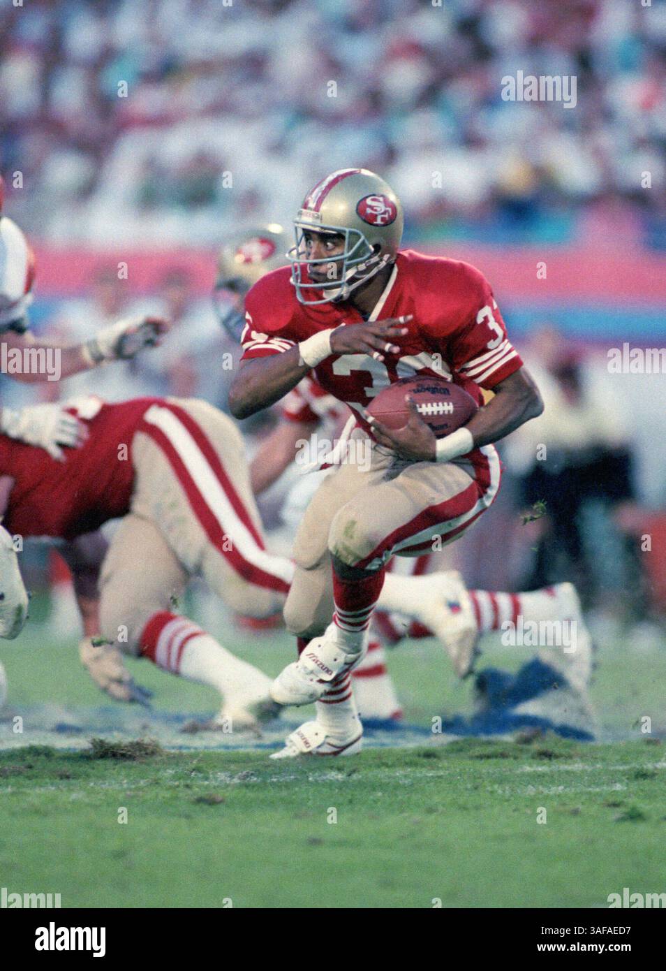 NFL Footballball 22. Januar 1989; Miami, FL, USA; Roger Craig von den San Francisco 49ers im Super Bowl XXIII im Joe Robbie Stadium gegen die Cincinnati Bengals. Die 49ers gewannen das Spiel mit 20:16. (Bild: APEX MediaWire/ZUMAPRESS.com) Stockfoto