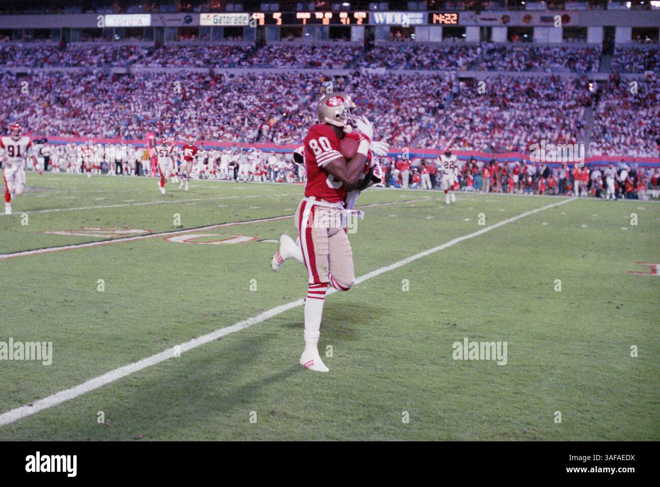 NFL Footballball 22. Januar 1989; Miami, FL, USA; Jerry Rice von den San Francisco 49ers im Super Bowl XXIII im Joe Robbie Stadium gegen die Cincinnati Bengals. Die 49ers gewannen das Spiel mit 20:16. Rice war der wertvollste Spieler des Spiels. (Bild: APEX MediaWire/ZUMAPRESS.com) Stockfoto