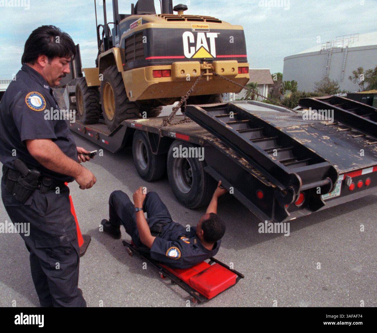 NP.81455.- - LIEFERUNG AN:.N. Pinellas. -.2.17.99.- -.Largo. BILDINFORMATIONEN:. Auf der Starkey Road in Largo wurde heute eine Straßenbesichtigung durchgeführt, die die Sicherheit von Fahrzeugen und Lasten, einschließlich der ordnungsgemäßen Zulassung und medizinisch freigegebenen Fahrern von 26.000 kg und mehr, abdeckte. Das MCC, die Strafverfolgungsabteilung des Dot, arbeitete mit den Polizeibehörden von Largo, Pinellas Park und St. Petersburg sowie dem PCSO und der FHP zusammen. Foto 4-MCC (Motor Carrier Compliance) Strafverfolgungsbeamte R. J. Mauthner (cq, stehend) und C. Edwards (Kreditbild: St Pete Stockfoto