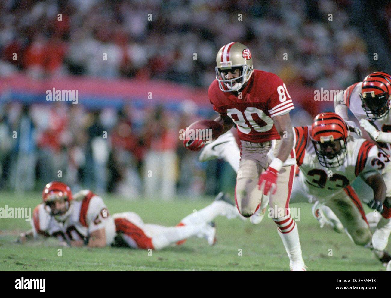 NFL Footballball 22. Januar 1989; Miami, FL, USA; Jerry Rice von den San Francisco 49ers im Super Bowl XXIII im Joe Robbie Stadium gegen die Cincinnati Bengals. Die 49ers gewannen das Spiel mit 20:16. Rice war der wertvollste Spieler des Spiels. (Bild: APEX MediaWire/ZUMAPRESS.com) Stockfoto