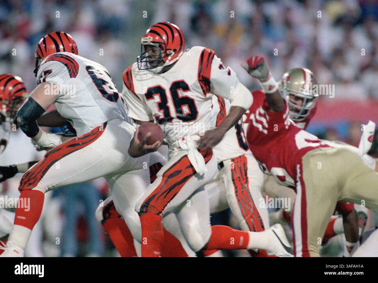 NFL Footballball 22. Januar 1989; Miami, FL, USA; Stanford Jennings von den Cincinnati Bengals kehrt 93 Yards zurück, um im Super Bowl XXIII gegen die San Francisco 49ers im Joe Robbie Stadium einen Touchdown zu erzielen. Die 49ers gewannen das Spiel mit 20:16. (Bild: APEX MediaWire/ZUMAPRESS.com) Stockfoto