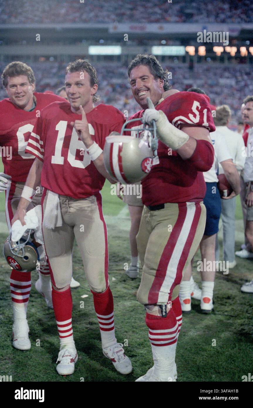NFL Footballball 22. Januar 1989; Miami, FL, USA; Joe Montana von den San Francisco 49ers im Super Bowl XXIII im Joe Robbie Stadium gegen die Cincinnati Bengals. Die 49ers gewannen das Spiel mit 20:16. (Bild: APEX MediaWire/ZUMAPRESS.com) Stockfoto