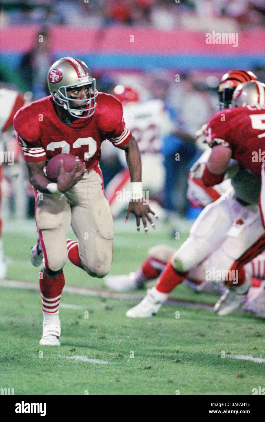 NFL Footballball 22. Januar 1989; Miami, FL, USA; Roger Craig von den San Francisco 49ers im Super Bowl XXIII im Joe Robbie Stadium gegen die Cincinnati Bengals. Die 49ers gewannen das Spiel mit 20:16. (Bild: APEX MediaWire/ZUMAPRESS.com) Stockfoto