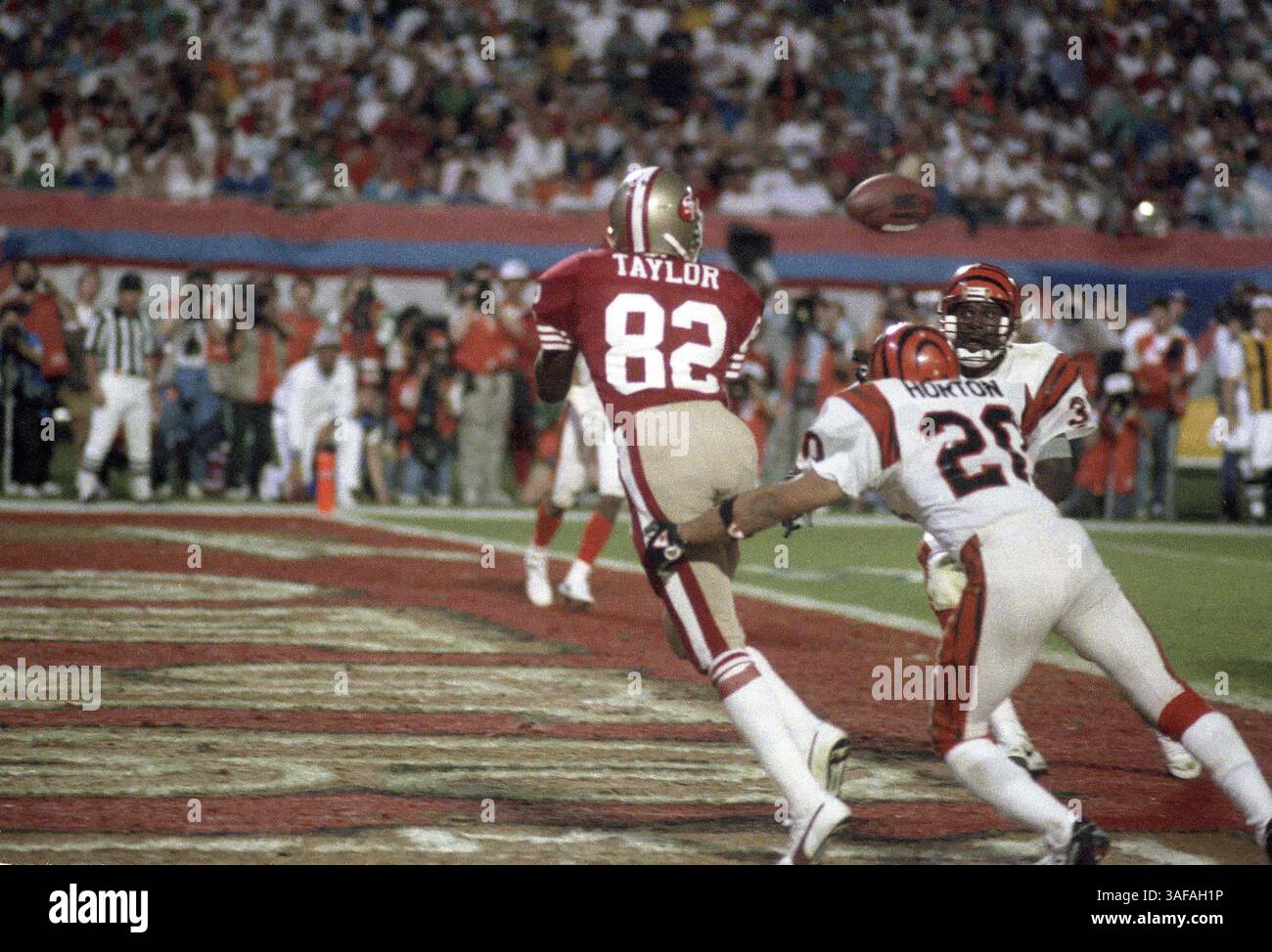 NFL Footballball 22. Januar 1989; Miami, FL, USA; John Taylor von den San Francisco 49ers holt den siegreichen Touchdown von Joe Montanta während des Super Bowl XXIII gegen die Cincinnati Bengals. Die 49ers gewannen das Spiel mit 20:16. (Bild: APEX MediaWire/ZUMAPRESS.com) Stockfoto