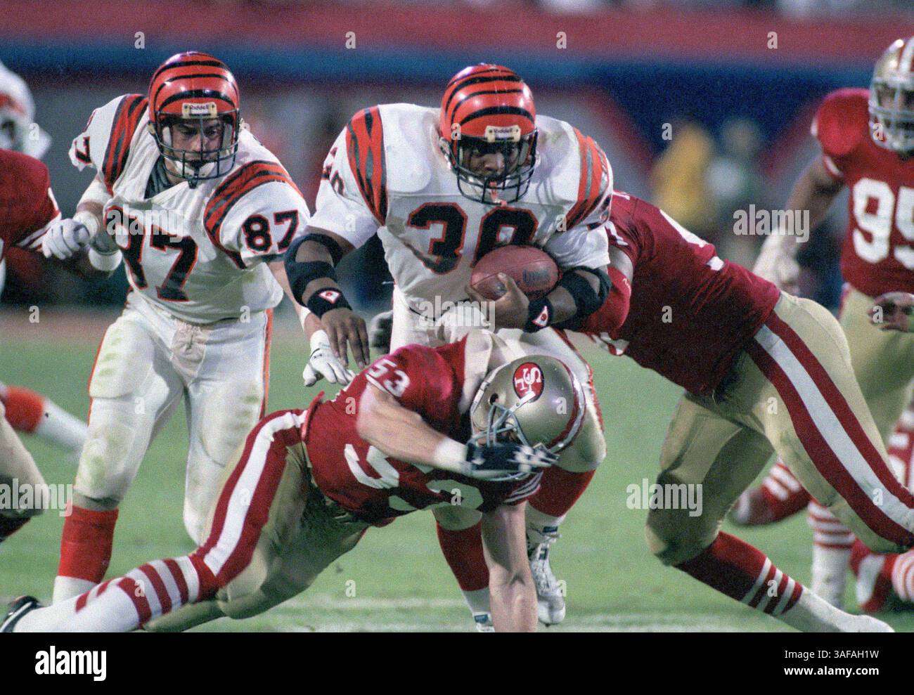 NFL Footballball 22. Januar 1989; Miami, FL, USA; Ickey Woods der Cincinnati Bengals im Super Bowl XXIII im Joe Robbie Stadium gegen die San Francisco 49ers. Die 49ers gewannen 20:16. (Bild: APEX MediaWire/ZUMAPRESS.com) Stockfoto